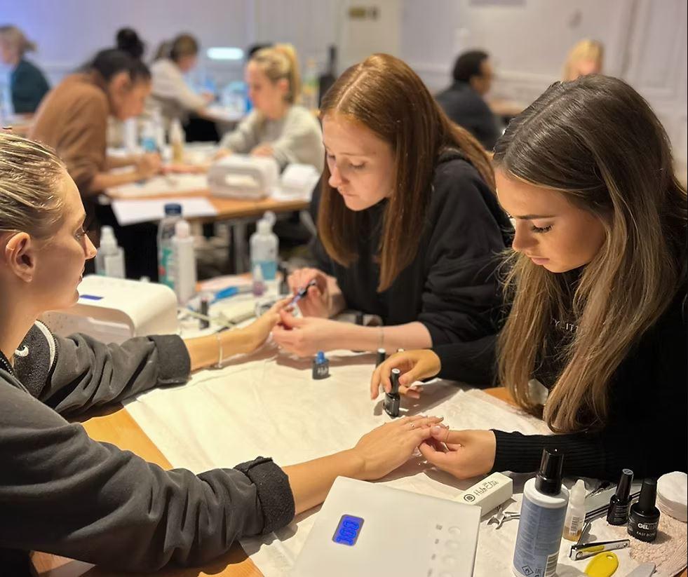 Học Nghề Nail Cần Bao Lâu Để Thành Thạo Các Kỹ Thuật Cơ Bản?